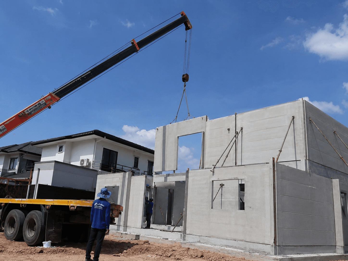 การติดตั้งผนัง Precast สำเร็จรูปในโครงการก่อสร้าง ขอนแก่น